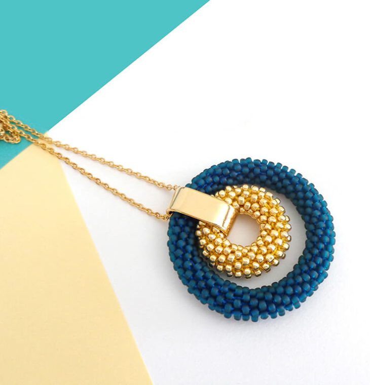 Collana ottanio e oro con doppio ciondolo rotondo, modello Bigger Donut