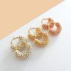 Orecchini a cerchio color oro, Little Hoop, su filato chiaro, misura 3 cm