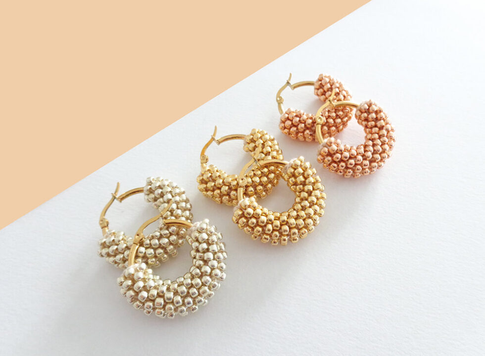Orecchini a cerchio color oro, Little Hoop, su filato chiaro, misura 3 cm