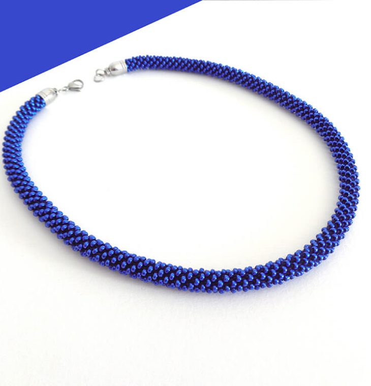 Collana sottile blu navy. Modello Snake Slim