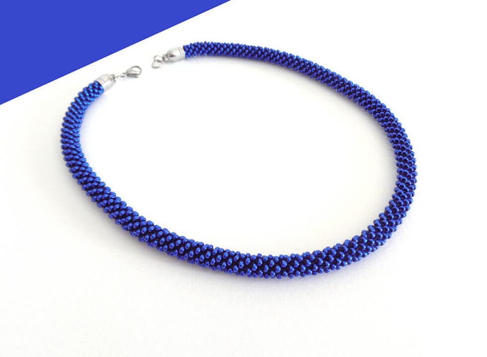 Collana sottile blu navy. Modello Snake Slim
