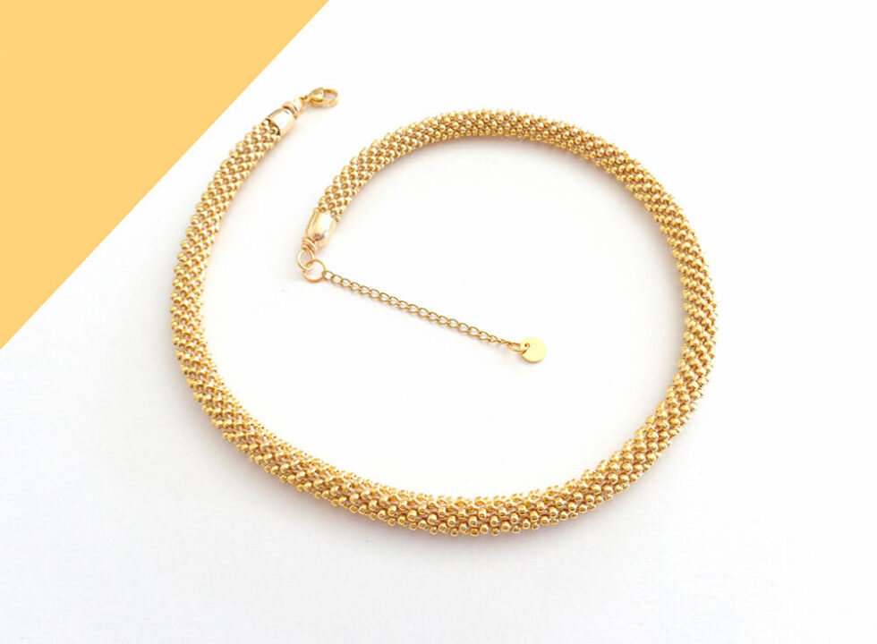 Collana sottile color oro chiaro. Modello Snake Slim.