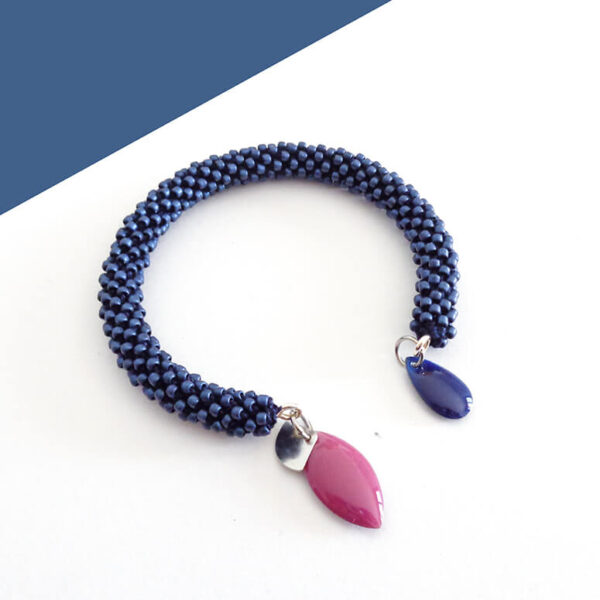 Bracciale rigido blu denim con ciondoli, "Summer Slim"