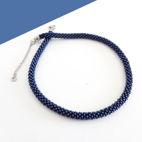 Collana girocollo sottile color blu denim. Modello Snake Slim