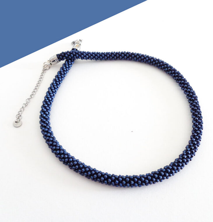 Collana girocollo sottile color blu denim. Modello Snake Slim