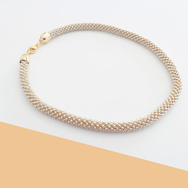 Collana sottile color alluminio chiaro. Modello Snake Slim.