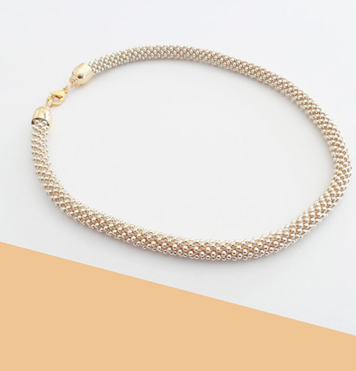 Collana sottile color alluminio chiaro. Modello Snake Slim.