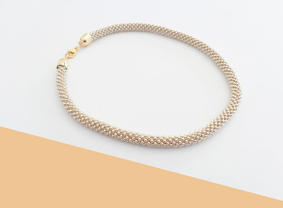 Collana sottile color alluminio chiaro. Modello Snake Slim.