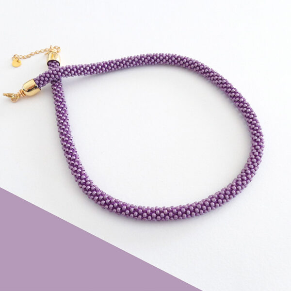 Collana sottile color lavanda. Modello Snake Slim
