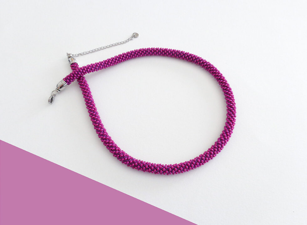 Collana sottile color magenta. Modello Snake Slim