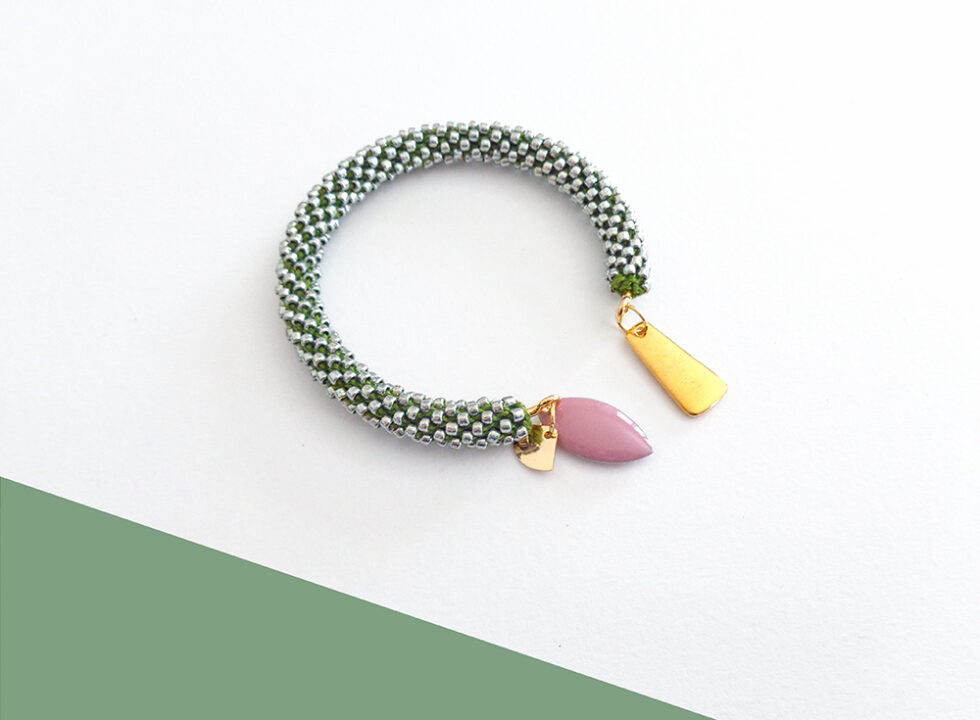 Bracciale rigido verde salvia con ciondoli, "Summer Slim"