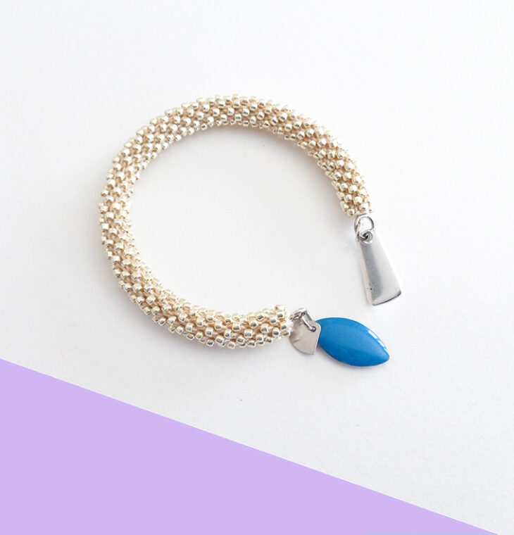 Bracciale rigido alluminio chiaro con ciondoli, "Summer Slim"