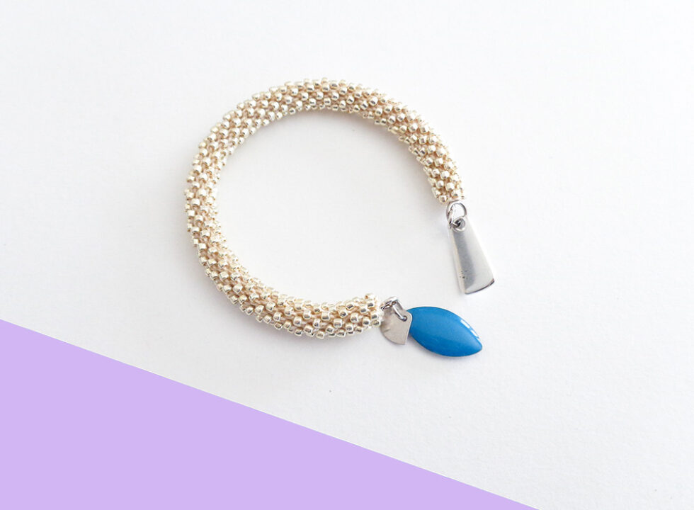 Bracciale rigido alluminio chiaro con ciondoli, "Summer Slim"