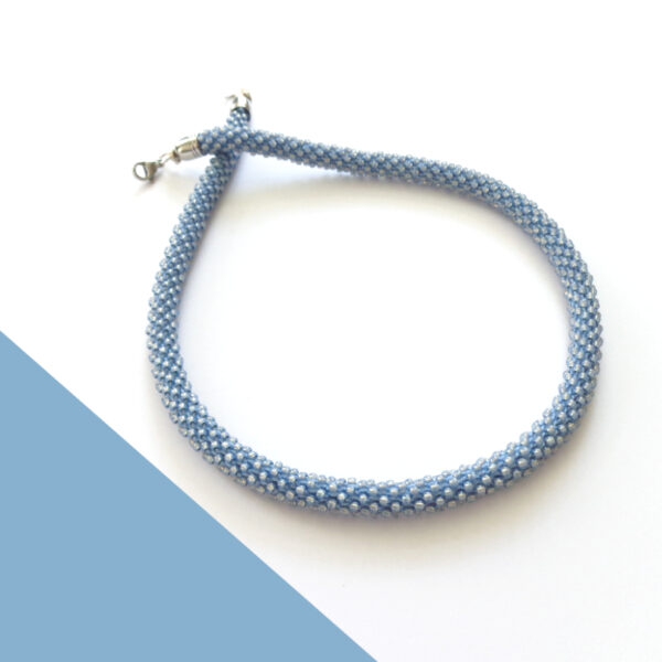 Collana sottile celeste. Modello Snake Slim
