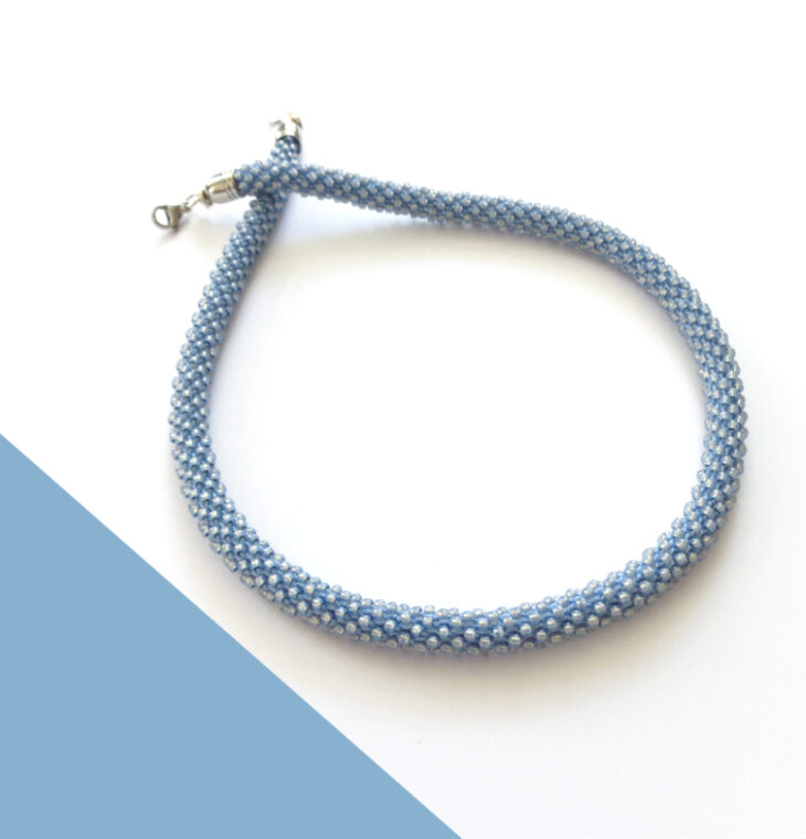 Collana sottile celeste. Modello Snake Slim