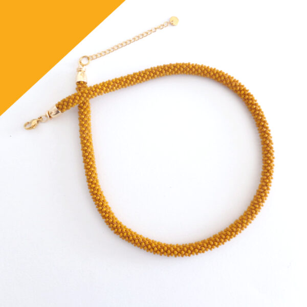 Collana sottile color giallo ocra. Modello Snake Slim.