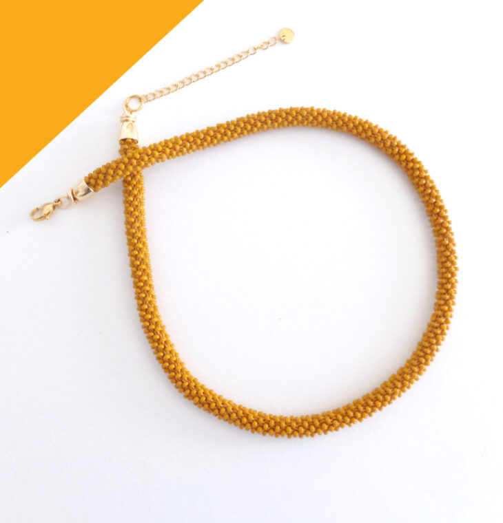 Collana sottile color giallo ocra. Modello Snake Slim.