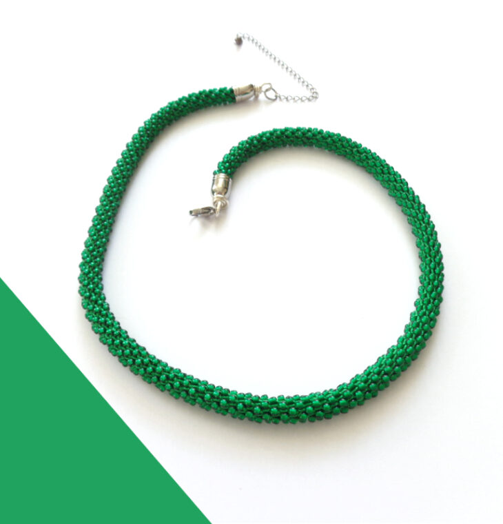 Collana sottile verde smeraldo. Modello Snake Slim