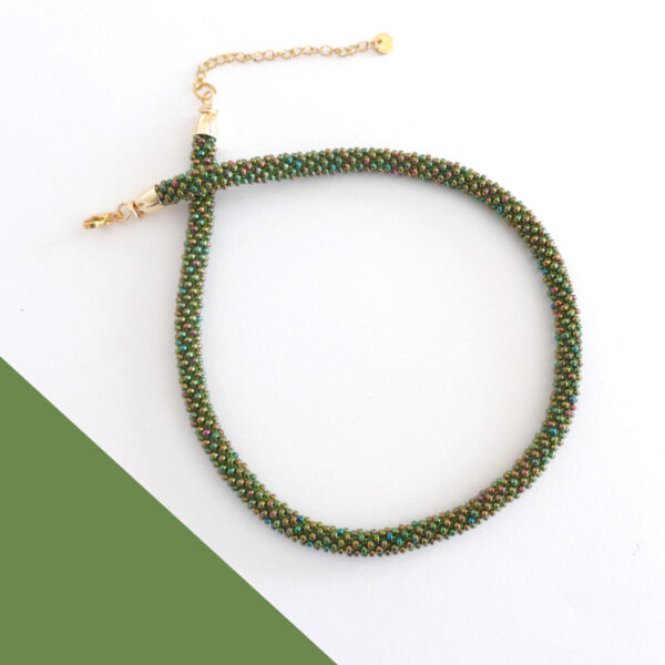 Collana sottile verde oliva cangiante. Modello Snake Slim