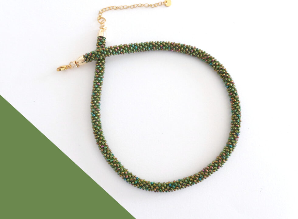 Collana sottile verde oliva cangiante. Modello Snake Slim