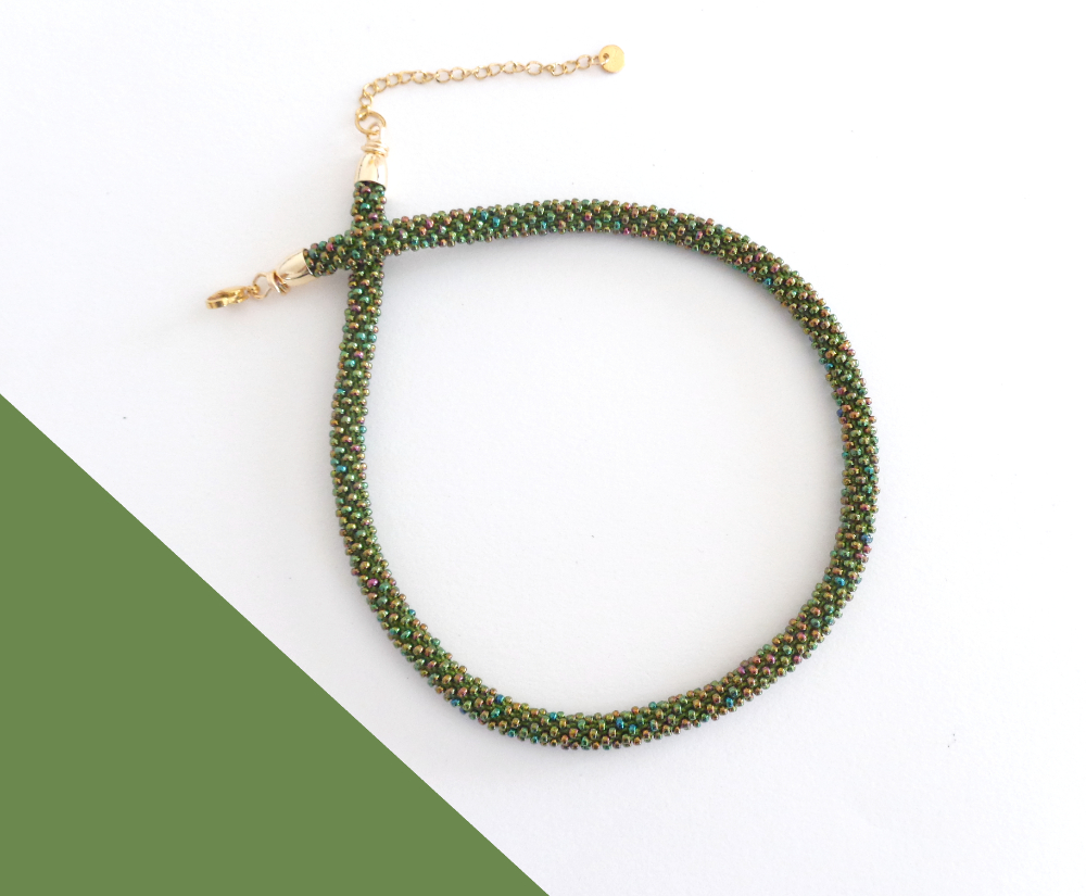 Collana sottile verde oliva cangiante. Modello Snake Slim