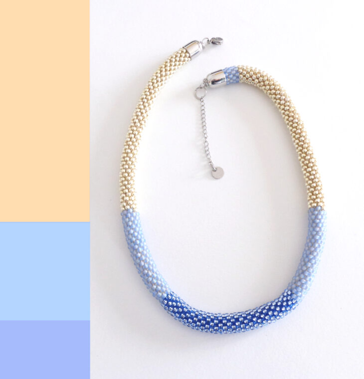 Collana alluminio chiaro e celeste zaffiro, Virtù 41, Modello Virtù Nascoste
