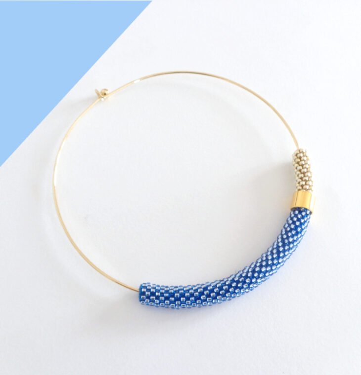 Collana girocollo rigido celeste e alluminio chiaro, Virtù 2.0
