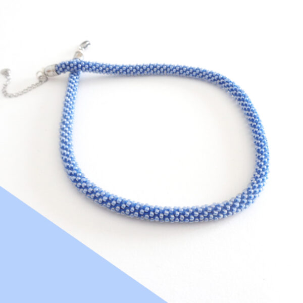Collana sottile celeste zaffiro. Modello Snake Slim