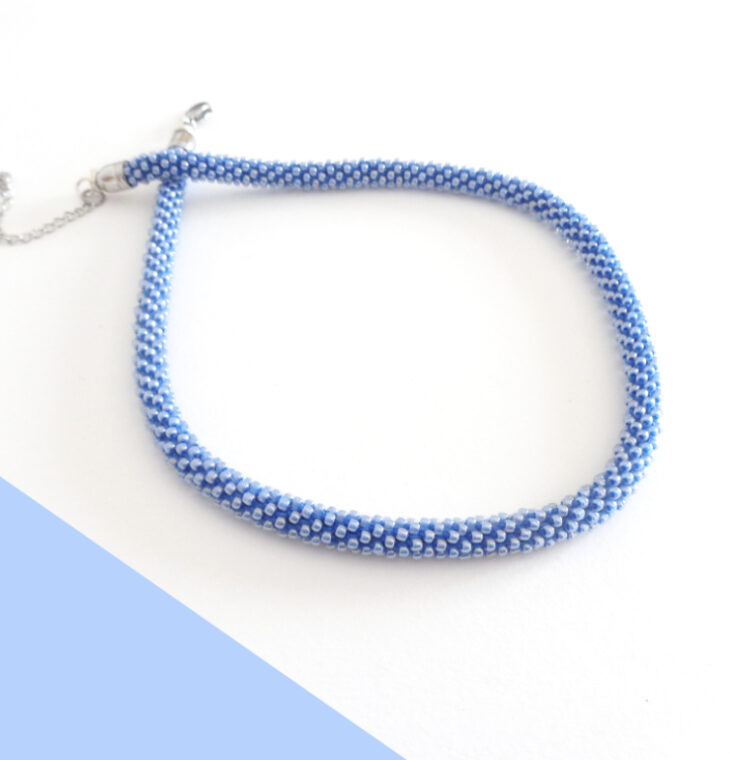 Collana sottile celeste zaffiro. Modello Snake Slim