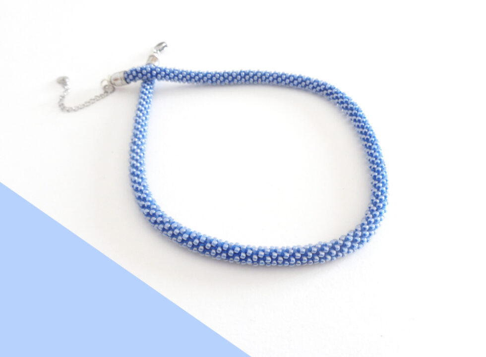 Collana sottile celeste zaffiro. Modello Snake Slim