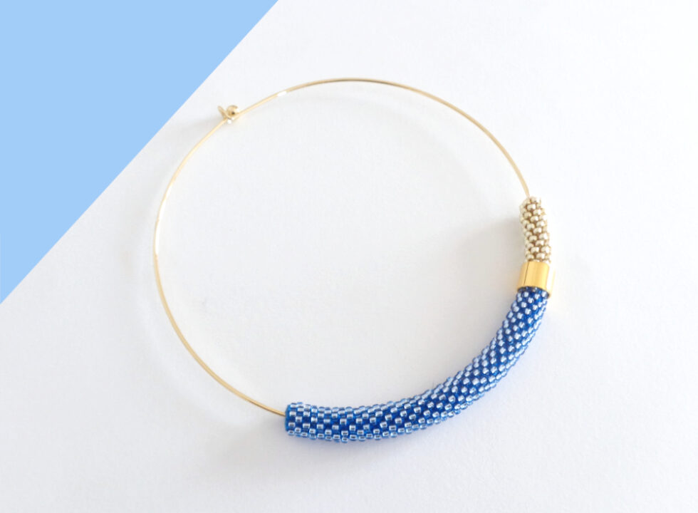 Collana girocollo rigido celeste e alluminio chiaro, Virtù 2.0