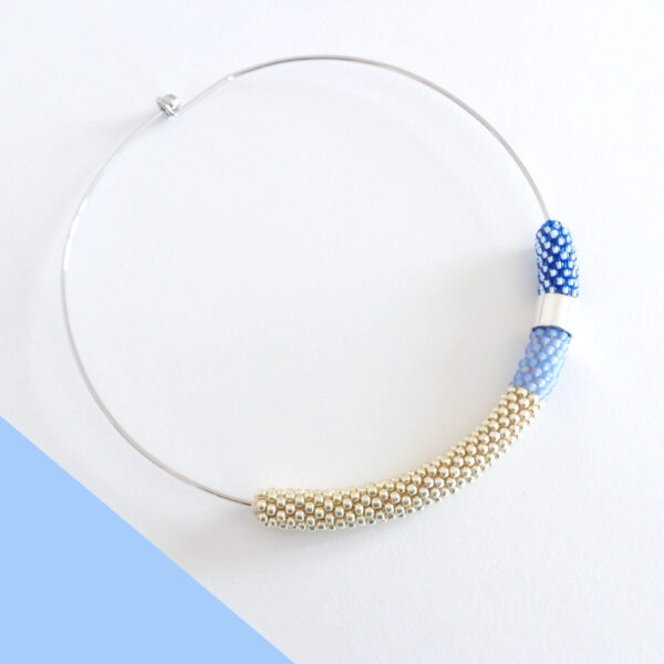 Collana girocollo rigido alluminio chiaro e celeste, Virtù 2.0