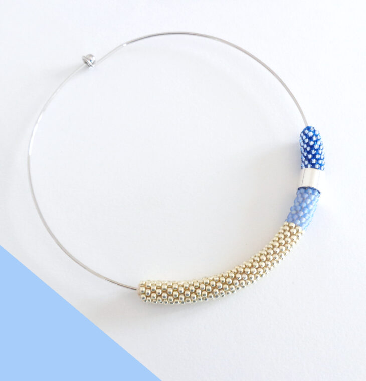 Collana girocollo rigido alluminio chiaro e celeste, Virtù 2.0