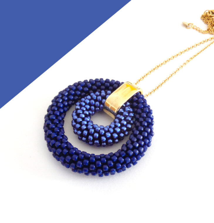 Collana blu notte con doppio ciondolo rotondo, modello Bigger Donut
