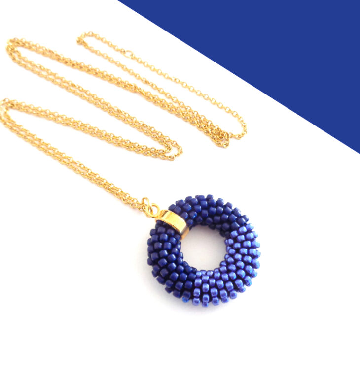 Collana con ciondolo blu notte, Modello Donut