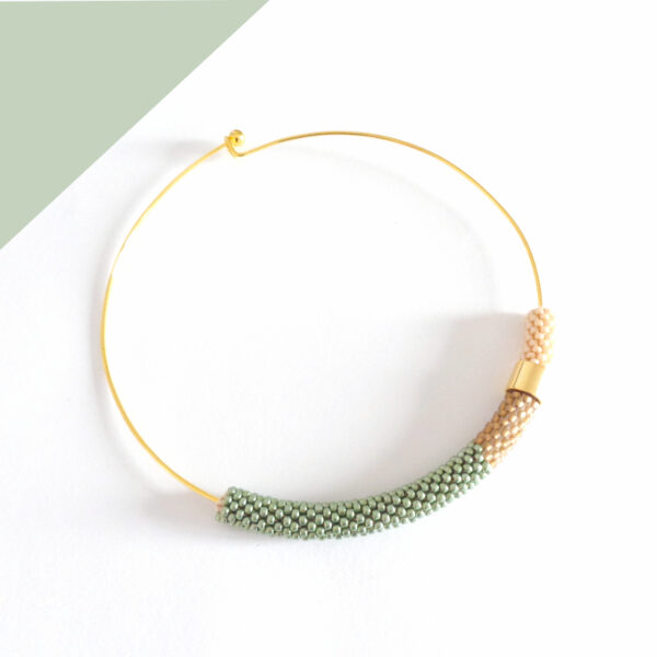 Collana girocollo rigido verde salvia e sabbia, Virtù 2.0