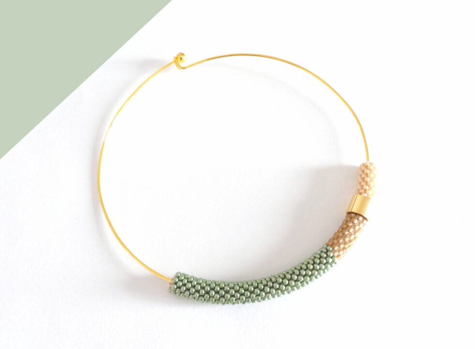 Collana girocollo rigido verde salvia e sabbia, Virtù 2.0