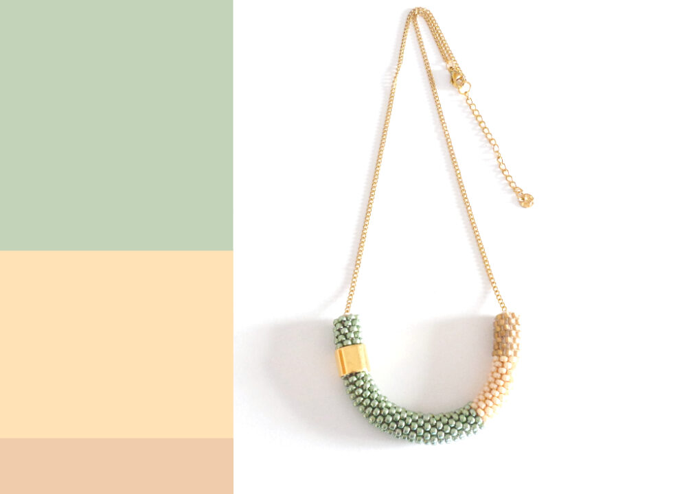 Collana verde salvia e sabbia, modello VIC, collana lunga