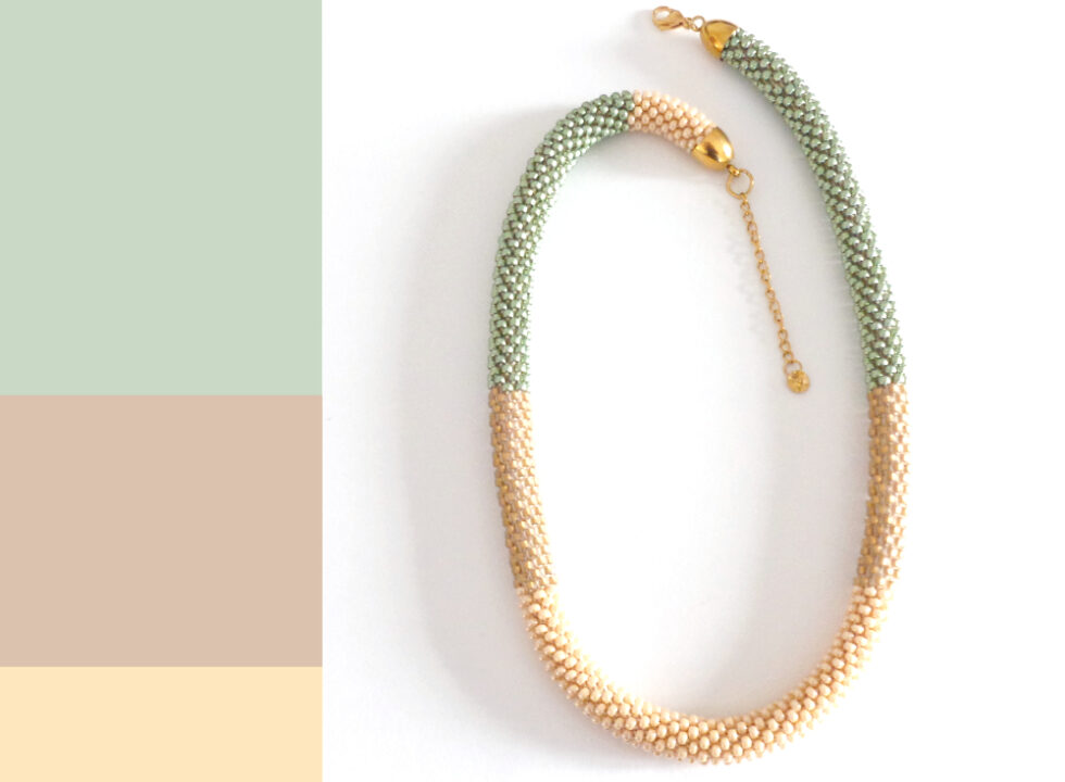 Collana verde salvia e sabbia, Virtù 41, Modello Virtù Nascoste